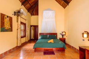 富国吉吉椰子海滩度假村的卧室配有一张挂在墙上的床和窗帘