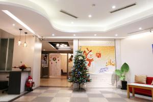 斗六市云林斗六太信大饭店的大堂中间的圣诞树