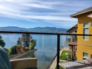 West KelownaWine Country Luxury Waterfront Condo的阳台享有湖景