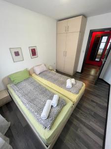 普罗夫迪夫罗西娜公寓的客房内的两张床和毛巾