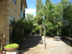 Monte San GiacomoLuxury country nel Cilento e piscina的一座花园,旁边是一座凉亭