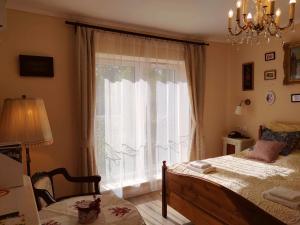 保拉德Eperkert Vendégház的一间卧室设有一张床和一个大窗户