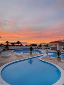 阿德耶BuenaVista Romantic Bungalow in Costa Adeje的一座享有日落美景的大型游泳池