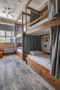 叶卡捷琳堡Хостел Впечатления的铺有木地板的客房内配有两张双层床。