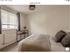牛顿阿伯特Stunning 2-Bed Apartment in Newton Abbot的一间卧室设有一张床和一个窗口