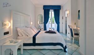 伊斯基亚Hotel Villa Durrueli Resort & Spa的一间卧室配有一张床、一张桌子和一张书桌