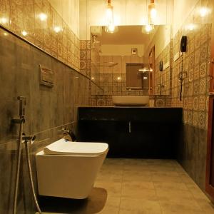 科钦Napier Heritage的一间带卫生间和水槽的浴室