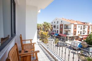 达特恰Zephyros City Otel的阳台设有长凳,享有城市美景。