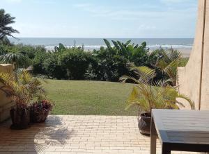KingsboroughOcean Breeze 23的一个带桌子并享有海滩美景的庭院