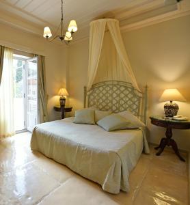 伊兹拉安吉利卡传统精品酒店的一间卧室配有一张带天蓬的床