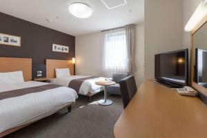 仙台仙台西舒适酒店的酒店客房设有两张床和一台平面电视。
