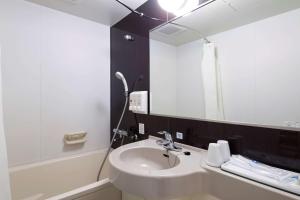 仙台仙台西舒适酒店的浴室配有盥洗盆、镜子和浴缸