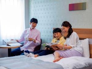 奈良奈良康福酒店的三人围坐在床上