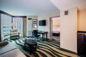 底特律Fort Pontchartrain Detroit, a Wyndham Hotel的一间酒店客房,配有一张床和一张书桌