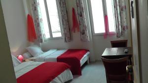 马赛文艺复兴酒店的客房设有两张床、一张书桌和窗户。