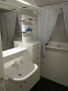 WolfshagenPension Roseneck的白色的浴室设有水槽和镜子