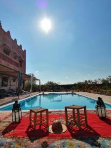 马拉喀什villa darga rouge的游泳池旁的两把椅子