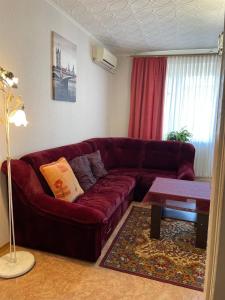 赫尔松Солнечная двушка в порту的客厅配有红色的沙发和桌子