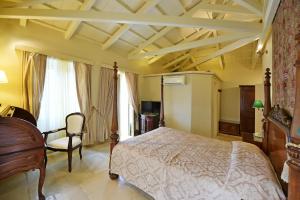 伊兹拉安吉利卡传统精品酒店的一间卧室配有一张床和一把椅子