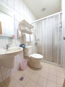 平溪十分幸福民宿的浴室配有卫生间、淋浴和盥洗盆。
