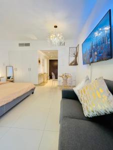 拉斯阿尔卡麦Luxurious Studio Pacific Al Marjan Island - beachfront property的带沙发和电视的客厅