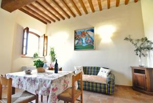 PetrignanoAlba su Assisi的客厅配有桌子和沙发