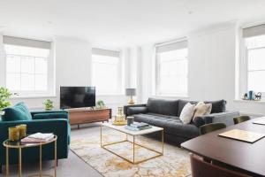 伦敦Luxury 1-bedroom apartment in Marylebone的客厅配有两张沙发和一台电视机