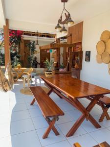 巴拉格兰德Flats Villa Gelú的一间带木桌和椅子的用餐室