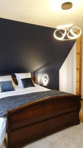 KleingoeftChambre d'hôtes Le Lavandin的一间卧室设有一张大床和黑色墙壁