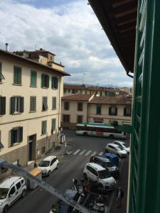 佛罗伦萨Casa Bocchi 3的享有城市街道的汽车和巴士美景