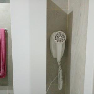 ShetajSaint Michelle Residence的浴室提供吹风机