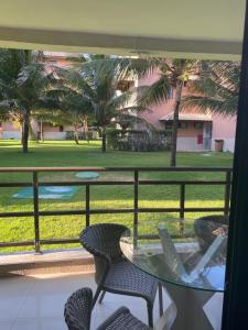 阿奎拉兹Resort Beach Place的阳台享有风景,配有桌椅