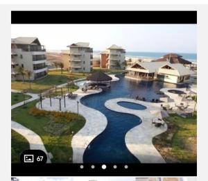 阿奎拉兹Resort Beach Place的背景建筑的河流图片