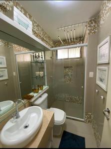 阿奎拉兹Resort Beach Place的一间带水槽、卫生间和淋浴的浴室