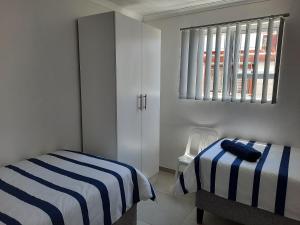 开普敦Covenant Place的白色的卧室设有床和窗户