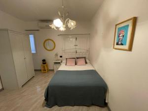 阿拉贡省阿拉马帕奇塔别墅的一间卧室配有一张床和一个吊灯