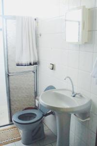 伊塔蒂亚亚Paradise Hostel e Flats的一间带卫生间和水槽的浴室