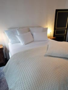 根特Chantilly Townhouse的一张白色的大床,配有白色枕头