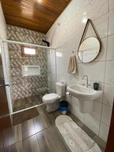 乌鲁比西Meu Cantinho Serrano的浴室配有卫生间、盥洗盆和淋浴。