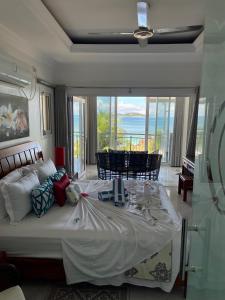 Anse KerlanTreasure Island Retreat的一间卧室设有一张床,享有海景