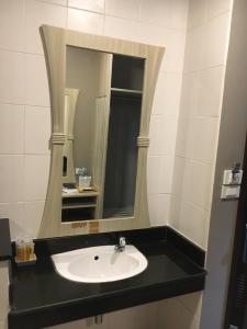 曼谷YWCA Hotel Bangkok的一间带水槽和镜子的浴室