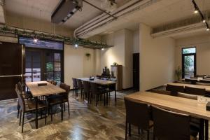 台南泊乐行旅-赤崁店的用餐室设有桌椅和窗户。