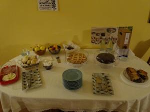 GoitoCorte Isolo的一张桌子,上面有白色的桌布,上面有食物