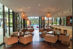 达卡InterContinental Dhaka, an IHG Hotel的餐厅设有桌椅和窗户。