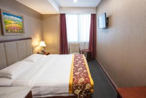 悉尼美嘉布木城市酒店的一间设有大床和窗户的酒店客房