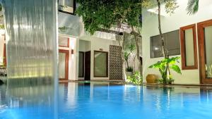 金边Sarina Hotel & Villa的一座带喷泉的室内游泳池