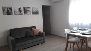布达佩斯LILIOM Apartment with FREE PARKING space的客厅配有沙发和桌子