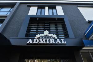 爱尔巴桑Admiral Hotel的建筑物一侧的酒店标志