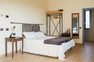 纳托Corte Mira的一间卧室配有一张床、一张桌子和一面镜子