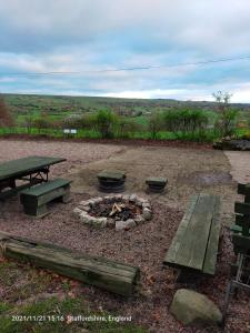 利克Leek Camping Barns的火坑,带野餐桌和长凳